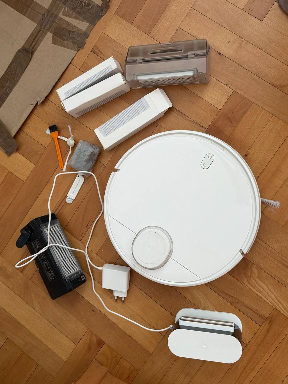 Робот-пылесос Mi Robot Vacuum-Mop Pro с функцией влажной уборки. Полный комплект