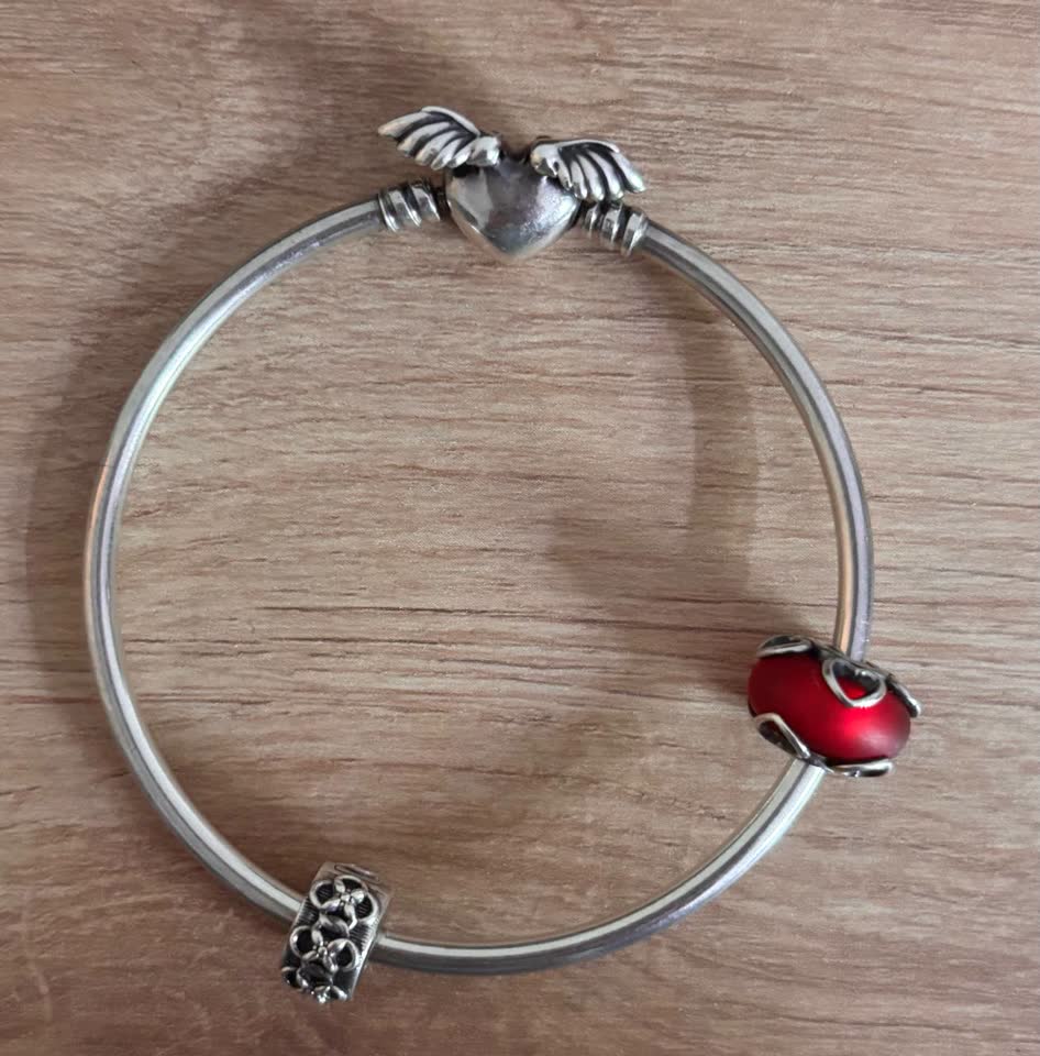 Серебряный браслет Pandora из лимитированной серии Heart with wings с двумя шармами