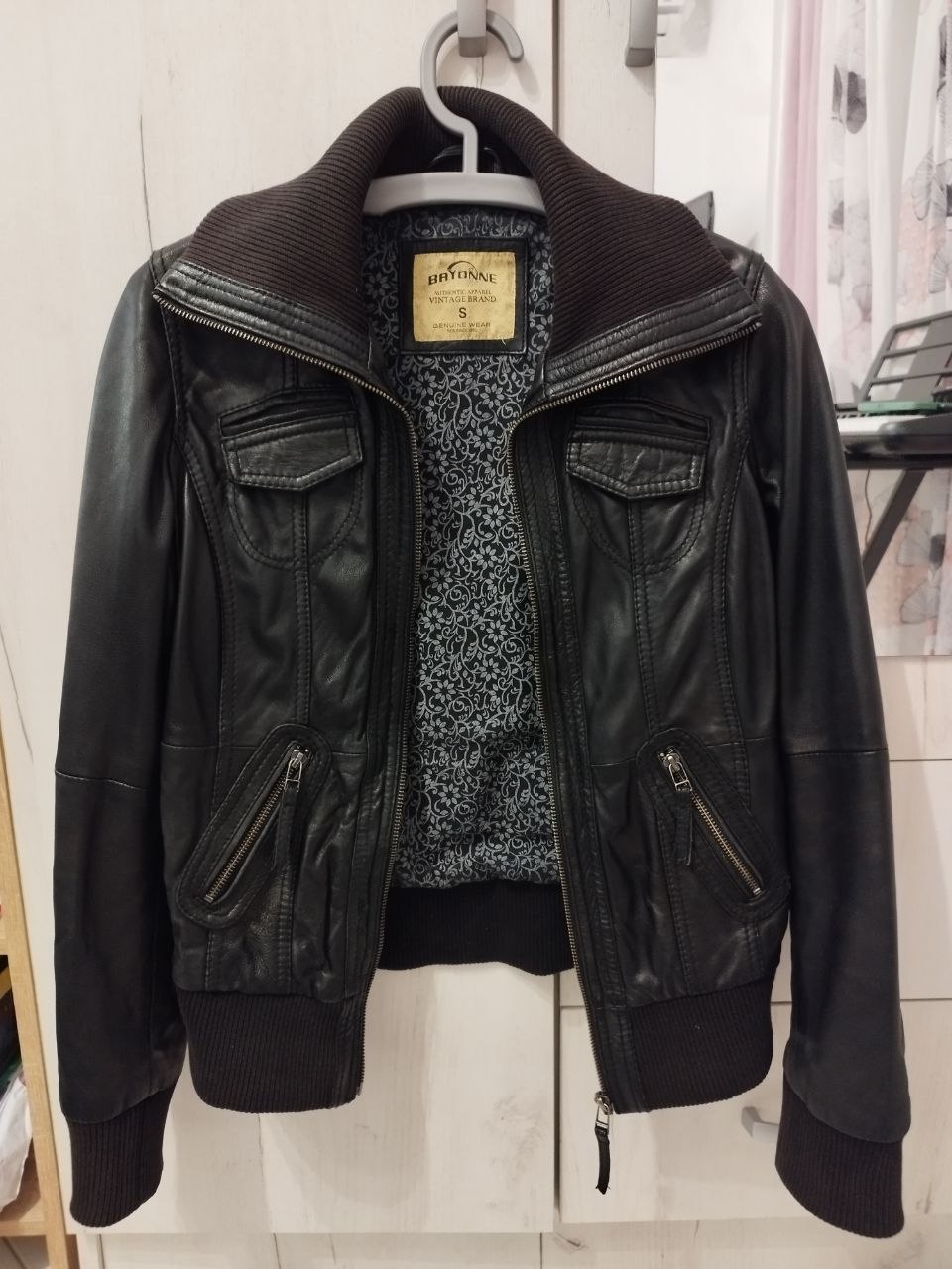 Куртка из очень мягкой нат. кожи, размер S. Состояние отличное. 5000 дин. Big Fashion