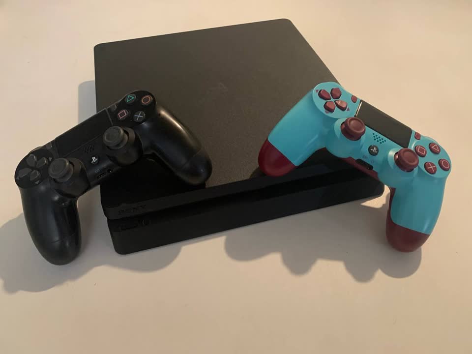 Продаю PlayStation 4 Slim