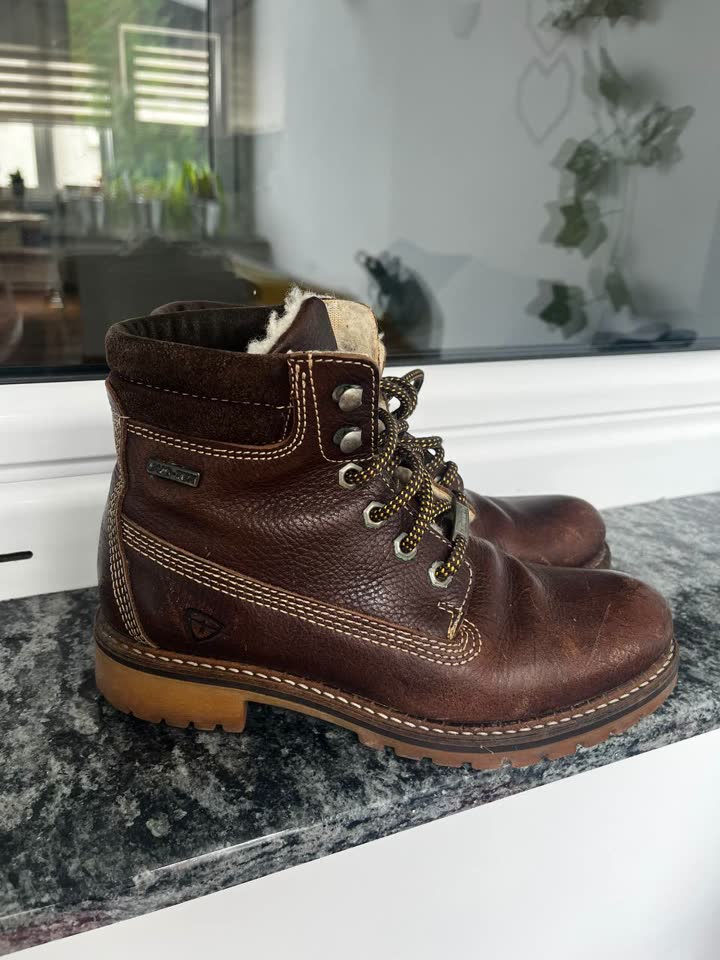 Продаю зимние ботинки Tamaris и шлепки Melissa