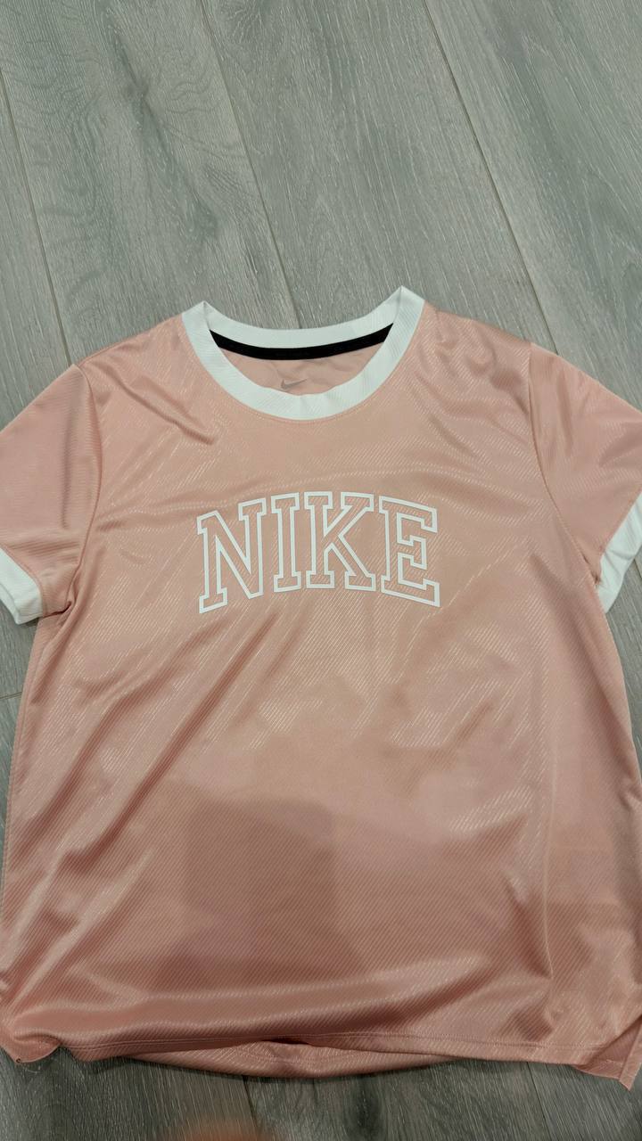 Светло-розовая женская футболка Nike