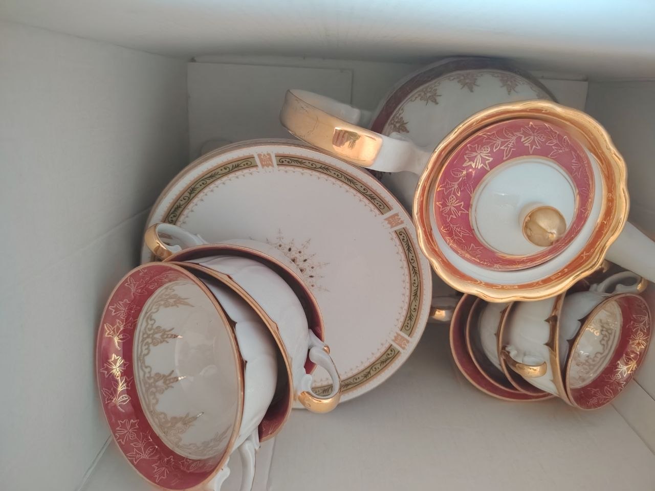 Starinski porcelanski set izuzetnog kvaliteta, retro kolekcija.