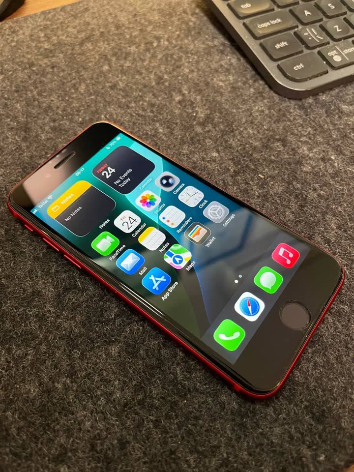 Продам iPhone SE (2020) 64 GB Product Red