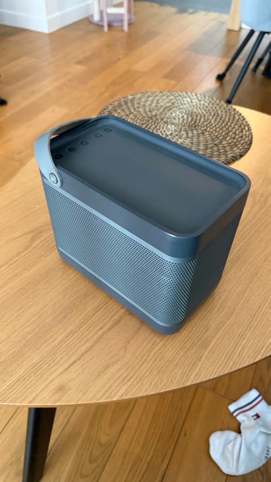 Продам портативную колонку Bang & Olufsen Beolit 17