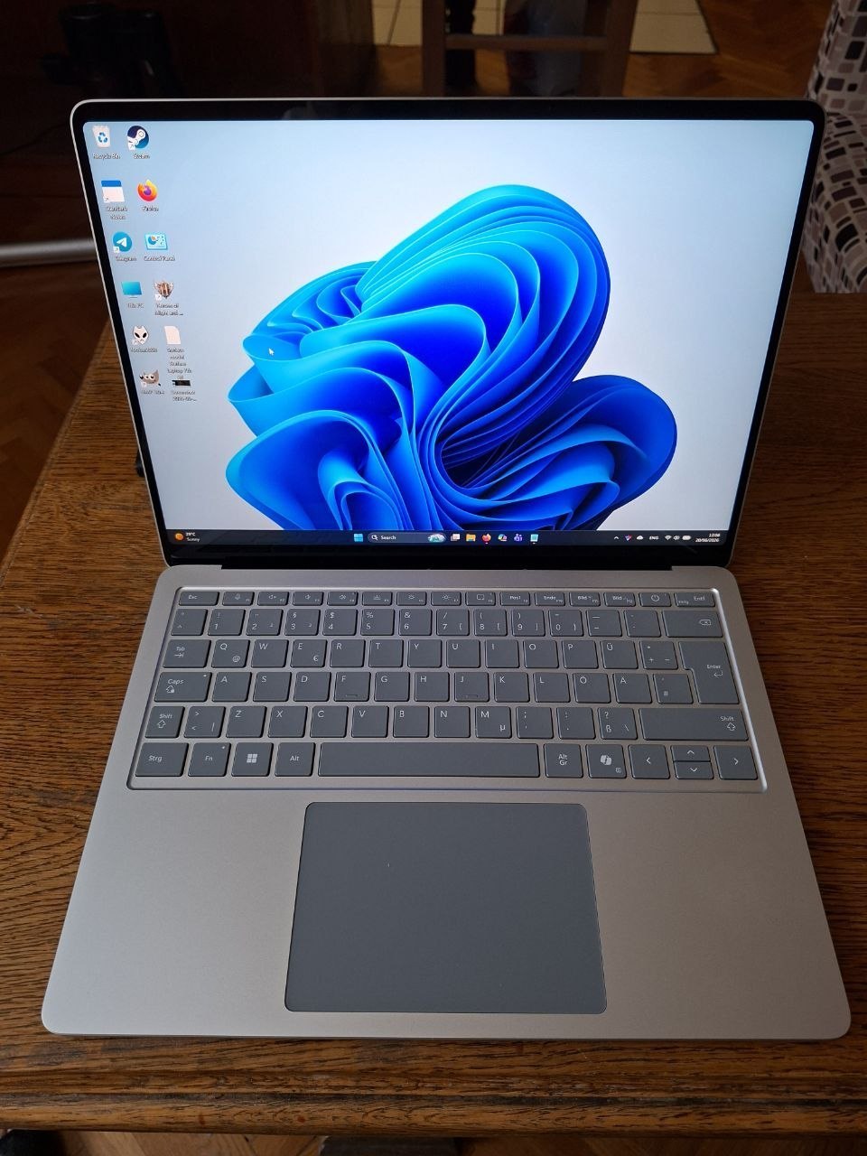 Prodajem laptop Surface Laptop 7