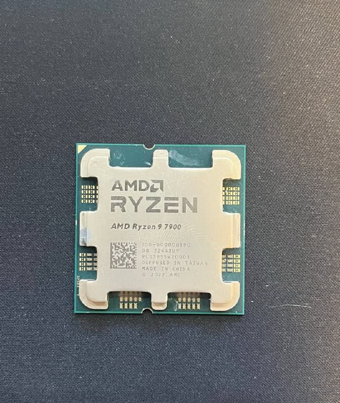 1) AMD Ryzen 9 7900 3.70GHz