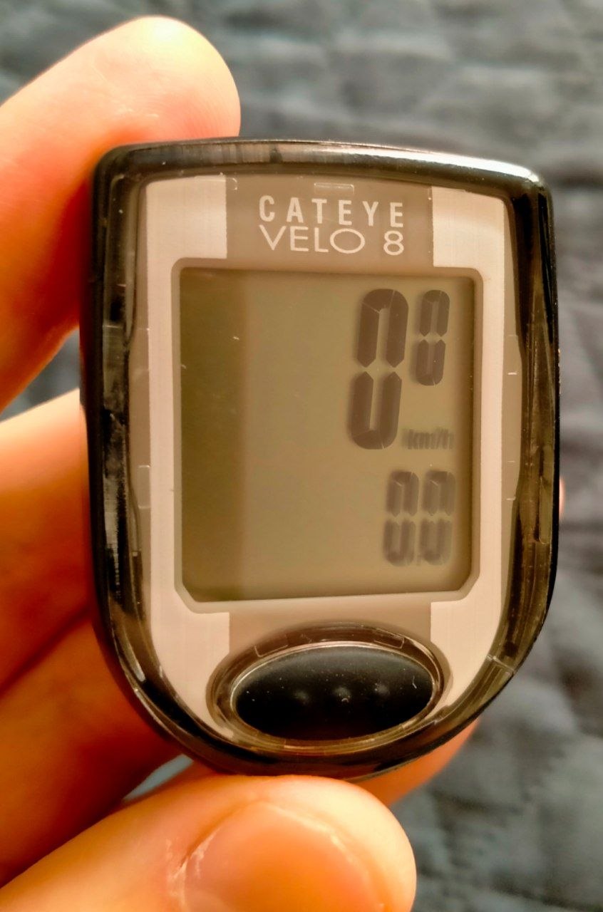 Elektronski deo od žičanog biciklističkog računara Cateye Velo 8