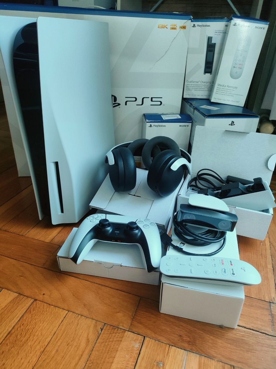 Prodajem PS5 sa kompletom dodatne opreme