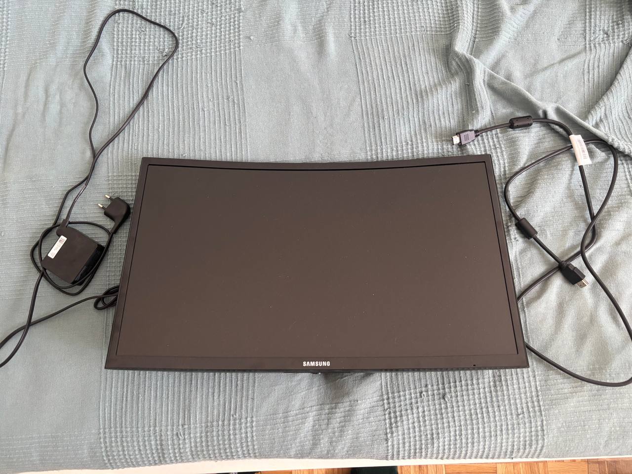 Zdravo! prodajem zakrivljeni monitor Samsung C24F390FHR