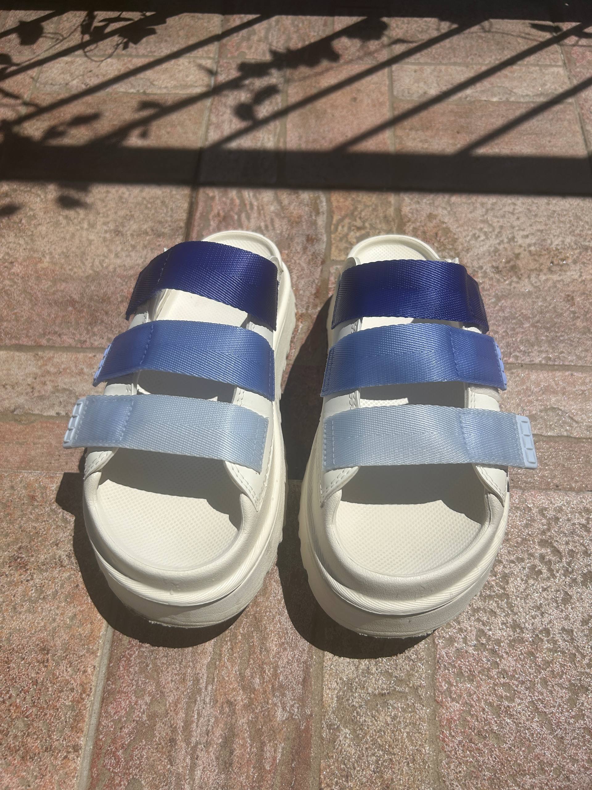 Продаю босоножки UGG