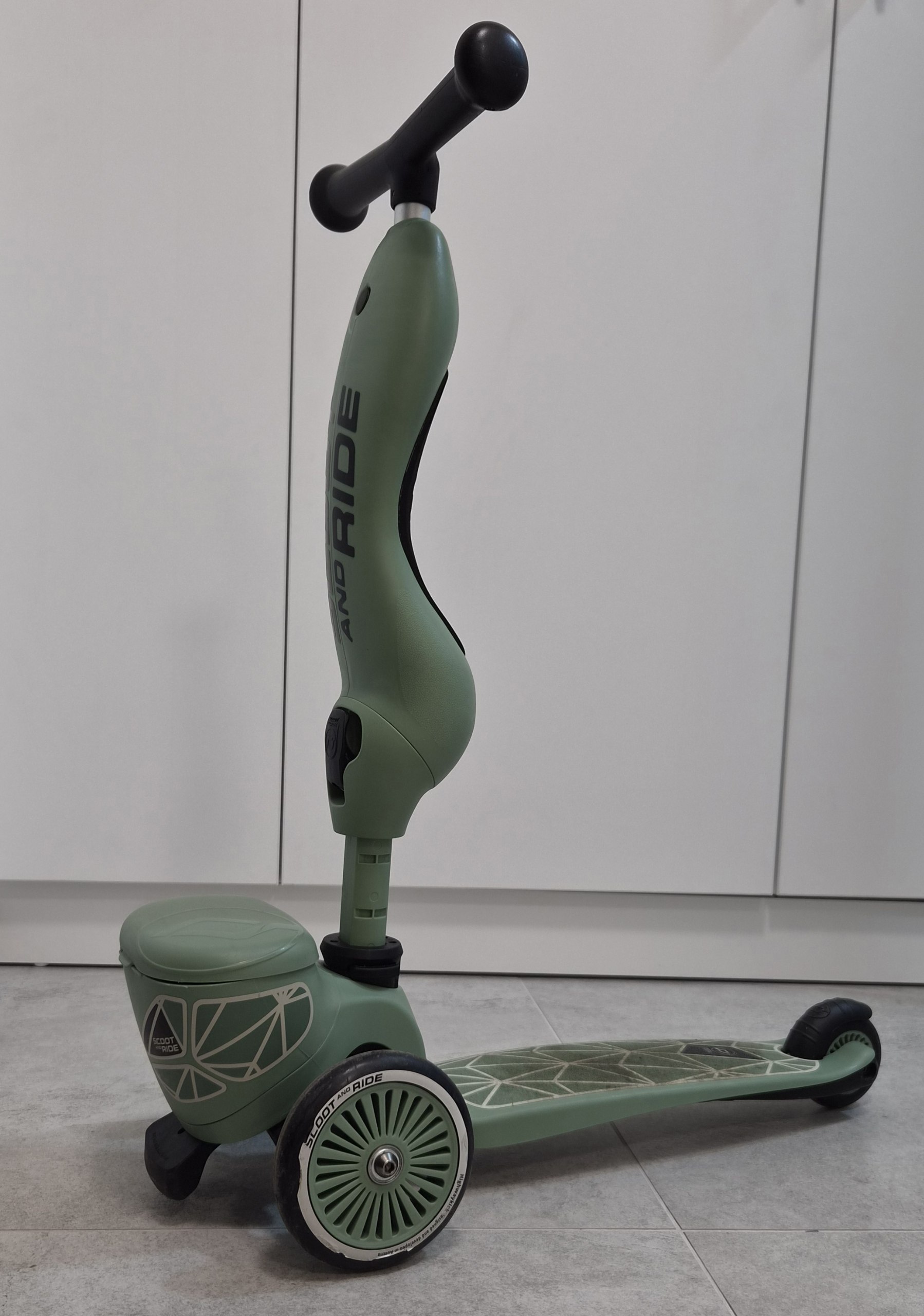 Prodajem skuterić-begovel Scoot&Ride 2u1 Highwaykick sa prtljažnikom za dečje pronalaske. Vozili smo se