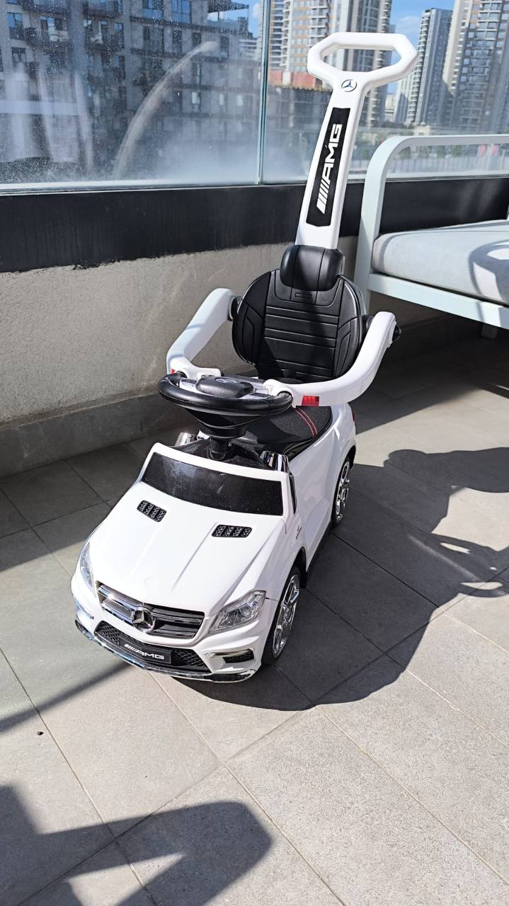Стильная машинка-каталка Mercedes AMG в хорошем состоянии. Удобна как для самостоятельного к
