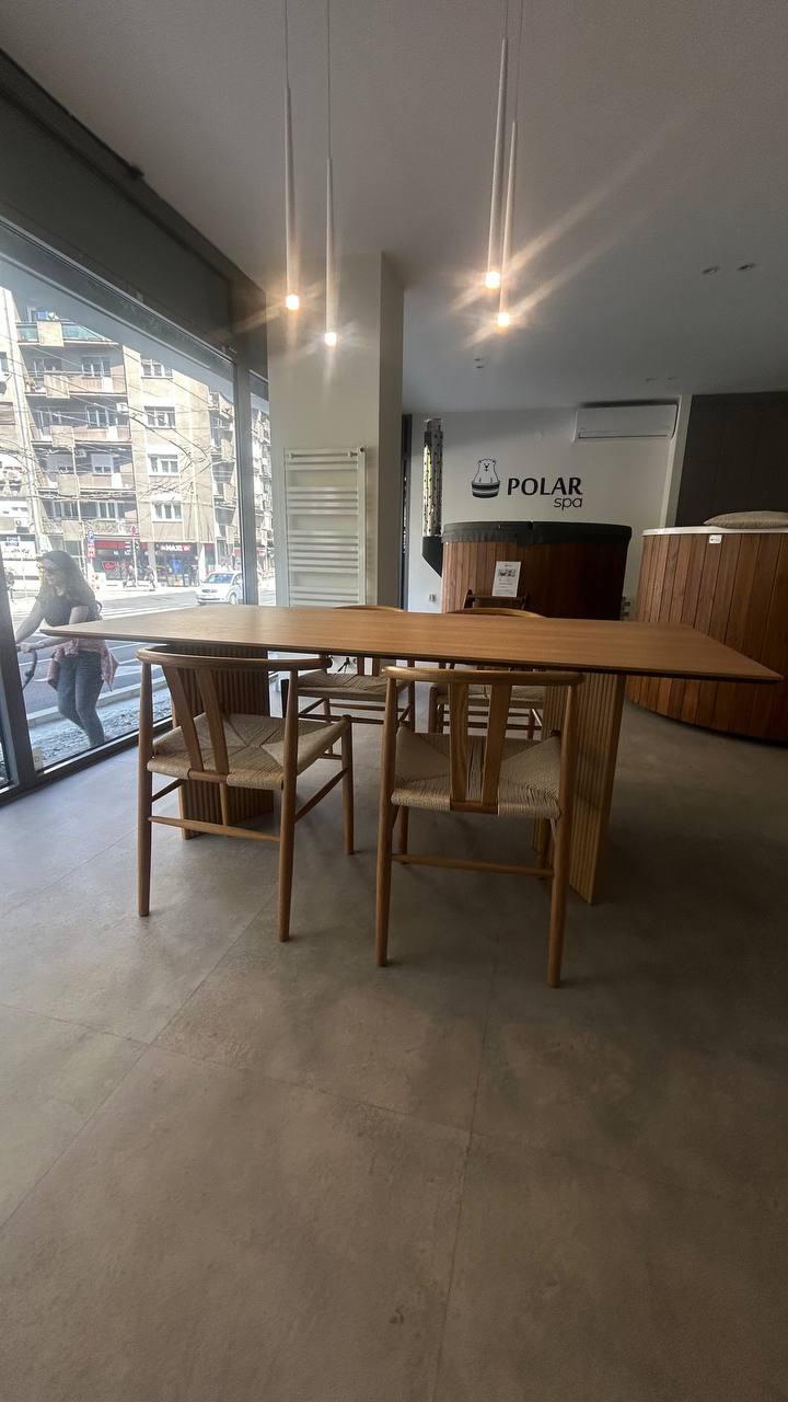Trpezarijski sto + 4 stolice — odlično stanje
