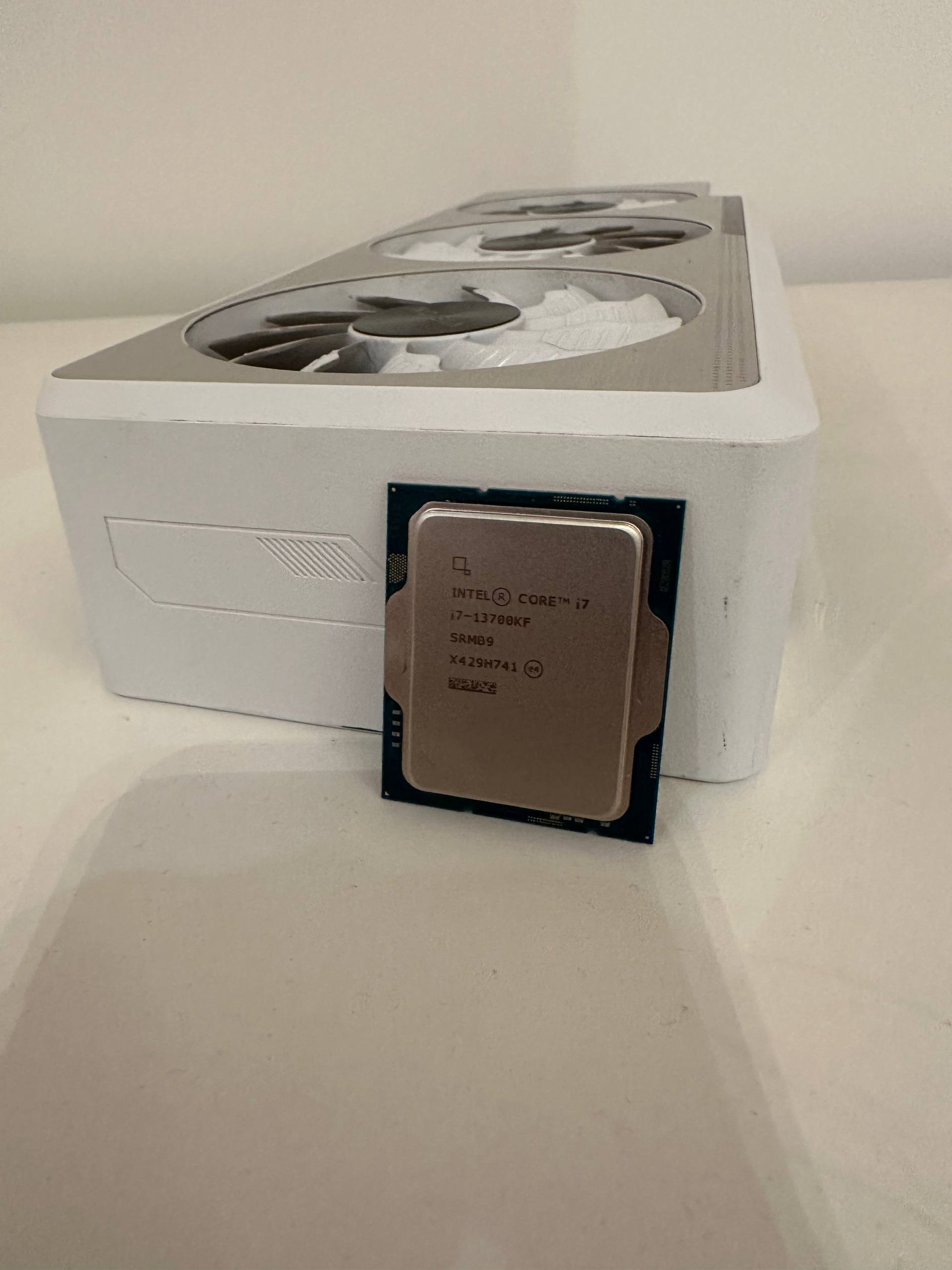 Prodajem svoj procesor intel core i7 13700 kf