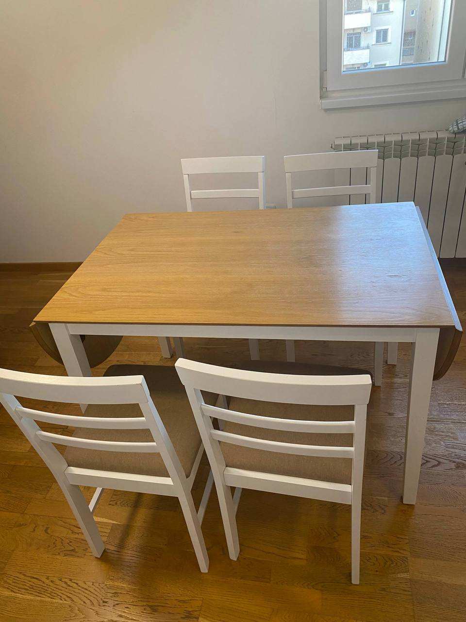 Prodajem trpezarijski sto JYSK
