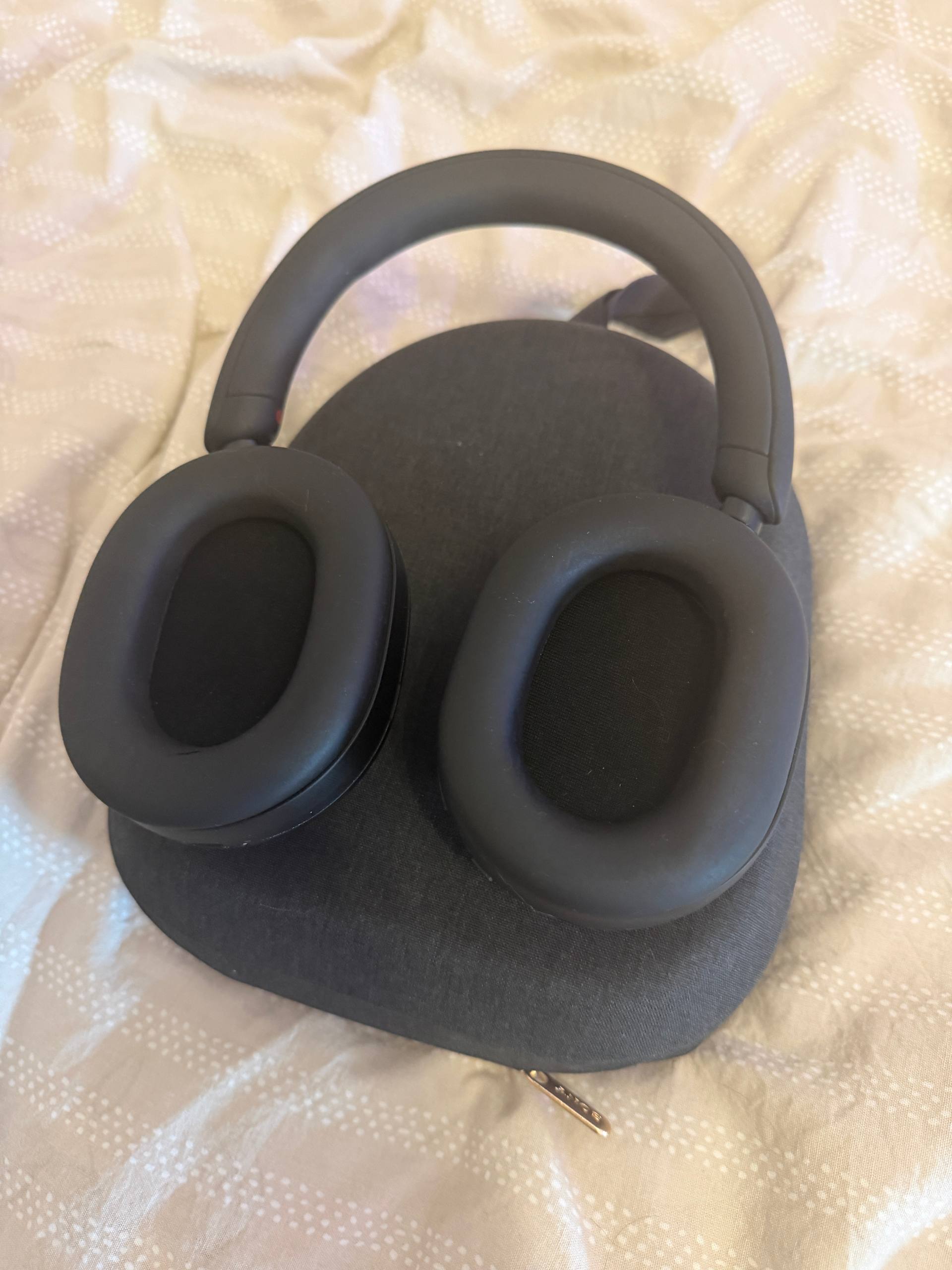 Prodajem BT slušalice SONY WH-1000XM5 Black u odličnom stanju