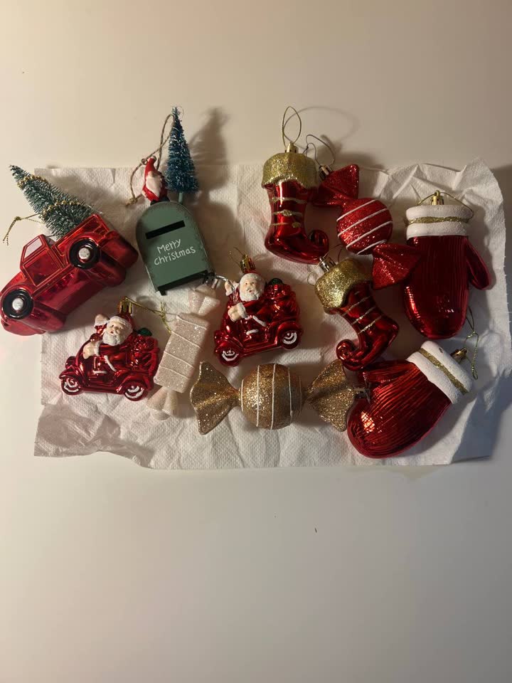 Пластмассовые новогодние игрушки