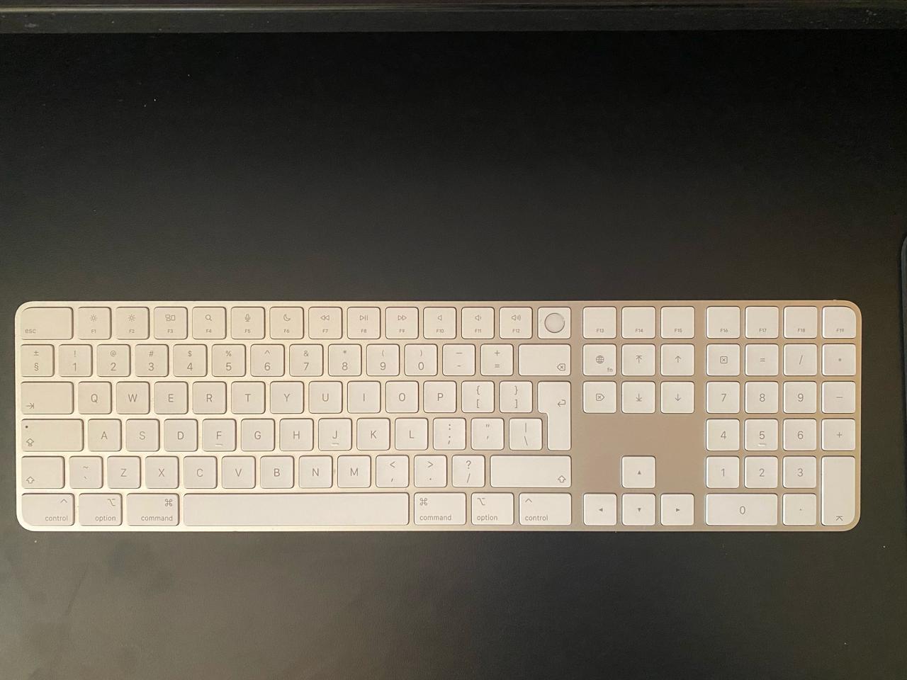 Продам клавиатуру Apple Magic Keyboard с Touch Id.