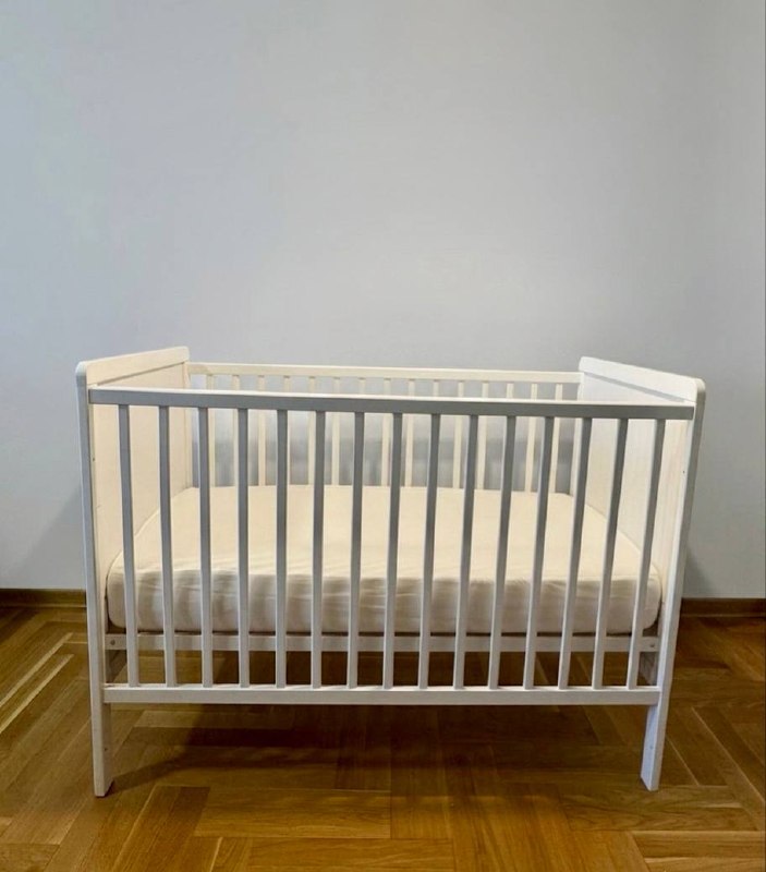Детская кроватка из Aksa + матрас + непромокаемый наматрасник IKEA