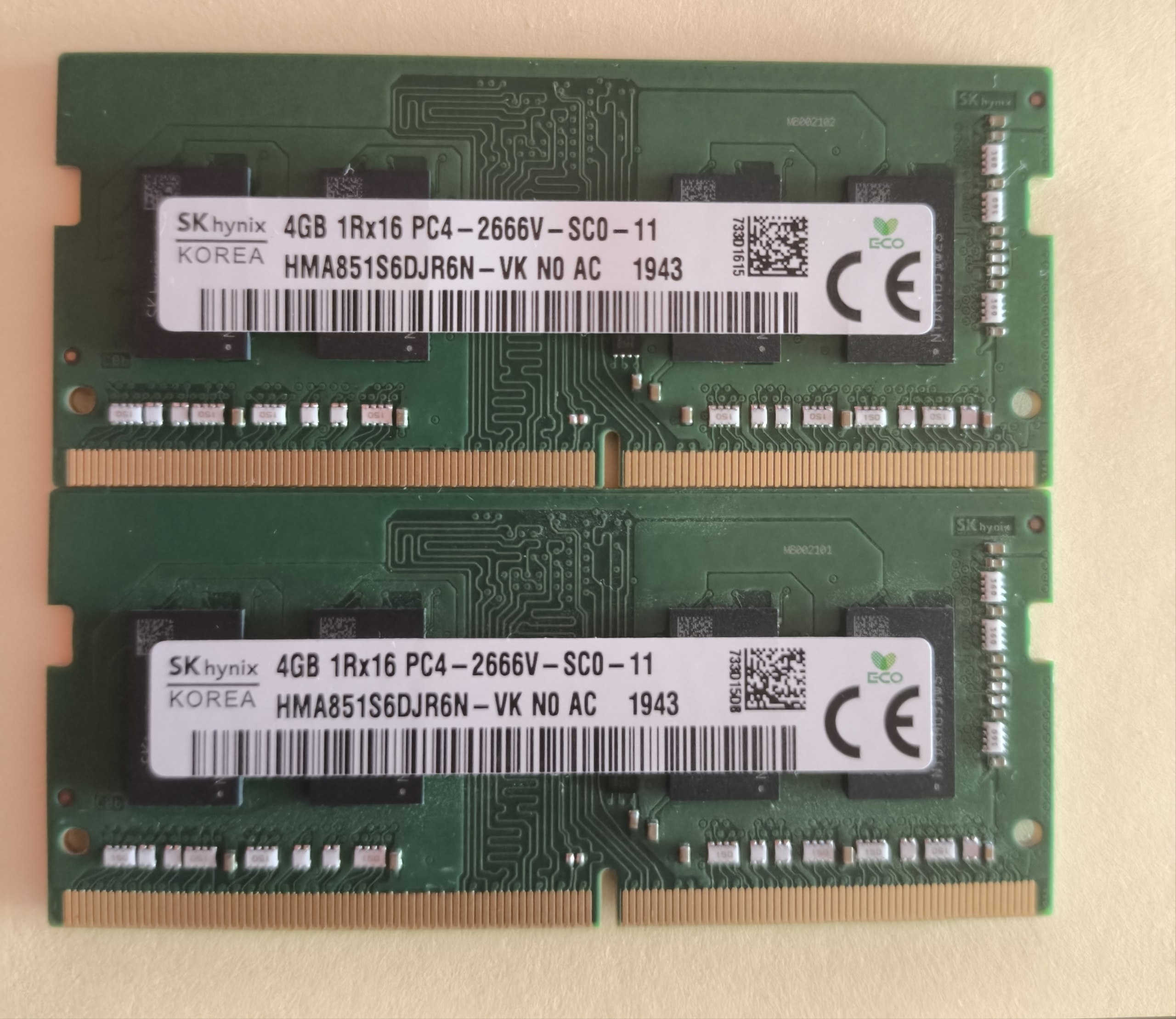 Две одинаковые плашки памяти SODIMM