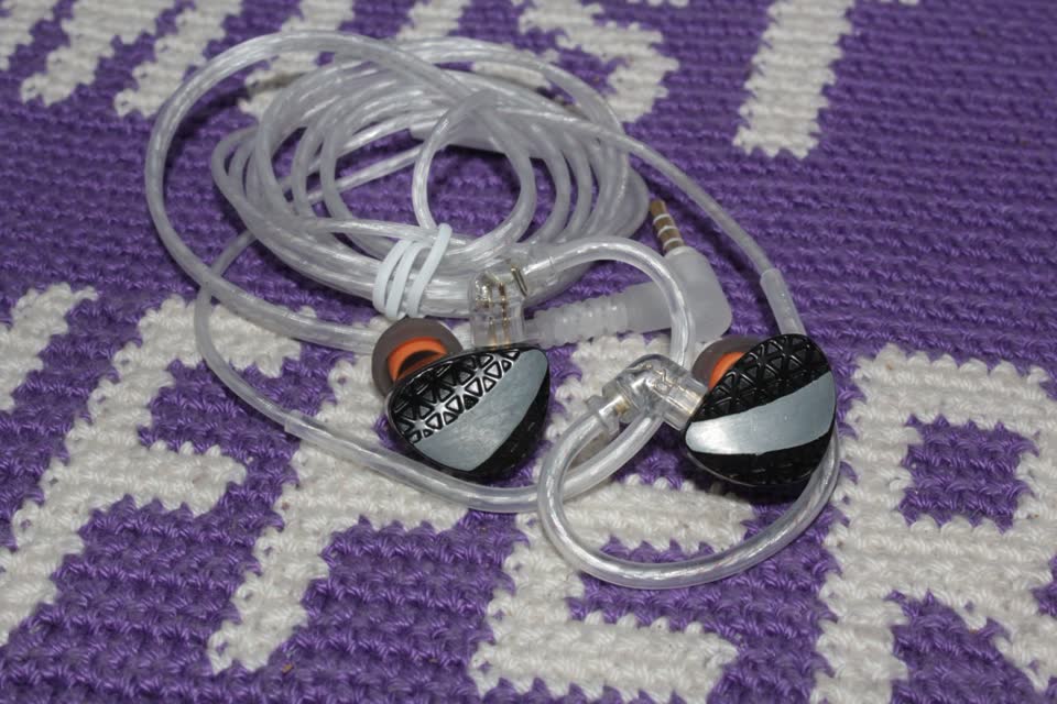 Продам наушники IEM - внутриканальные: