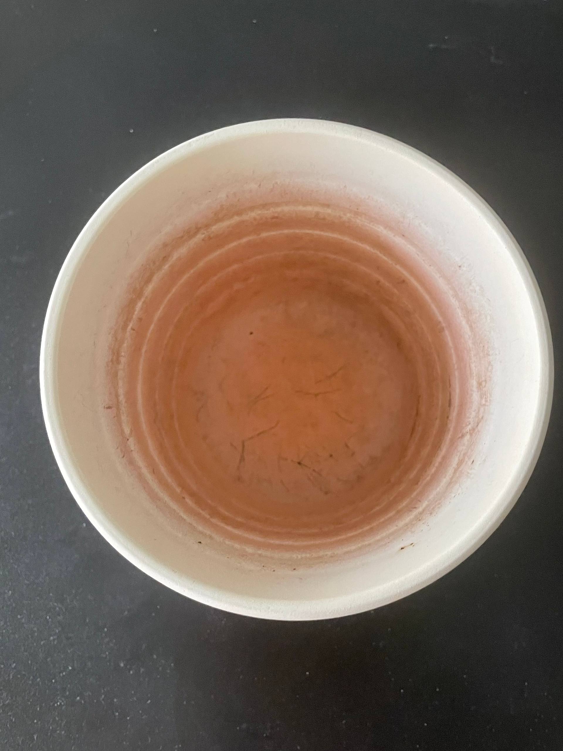 Keramička saksija i dve plastične posude sa uklonjivim podmetačima