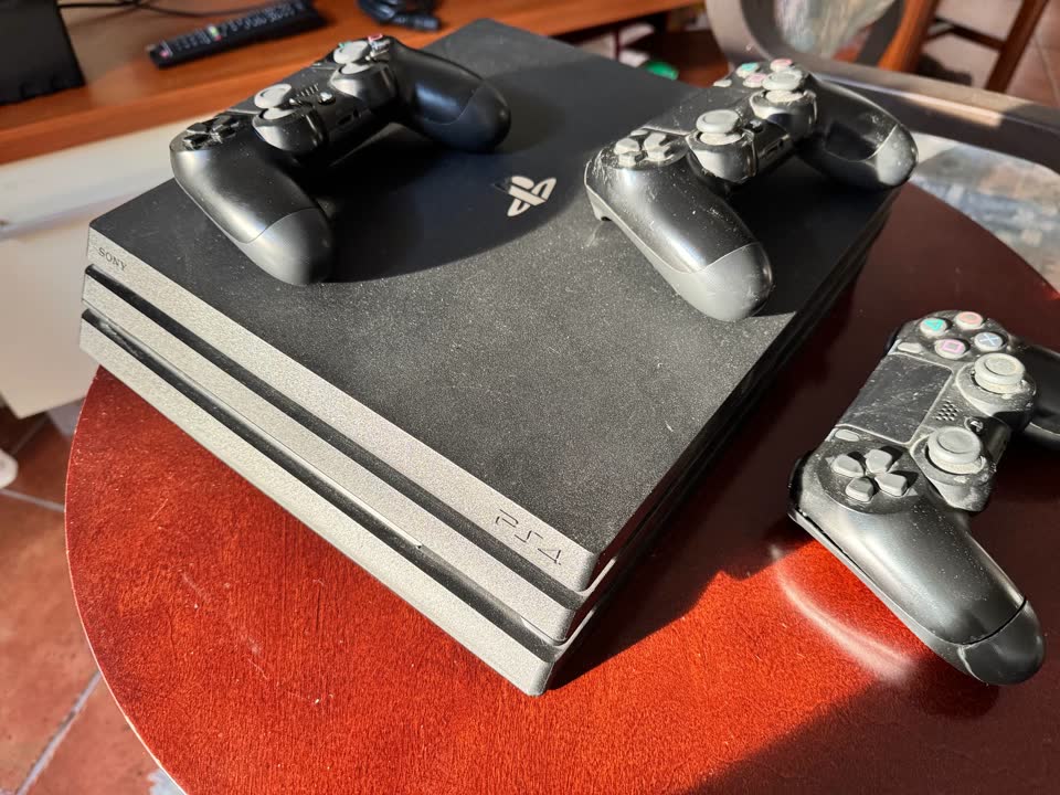 Продаю PS4 Pro 1TB