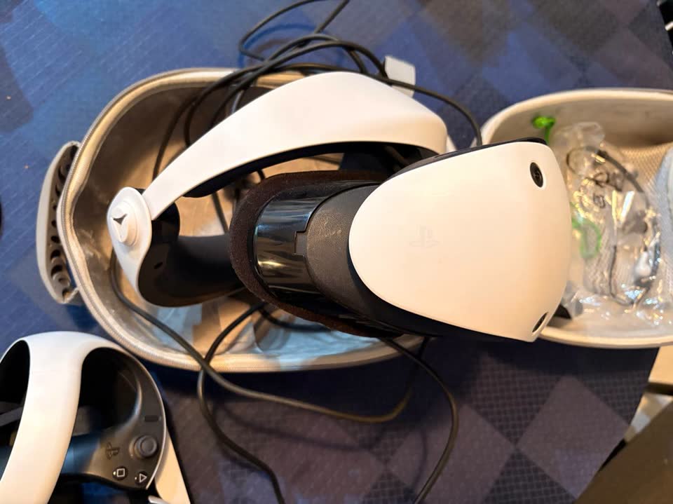 PS VR 2 kaciga, u odličnom stanju, kompletan set bez kutije, kupljena 2023. u Beogradu