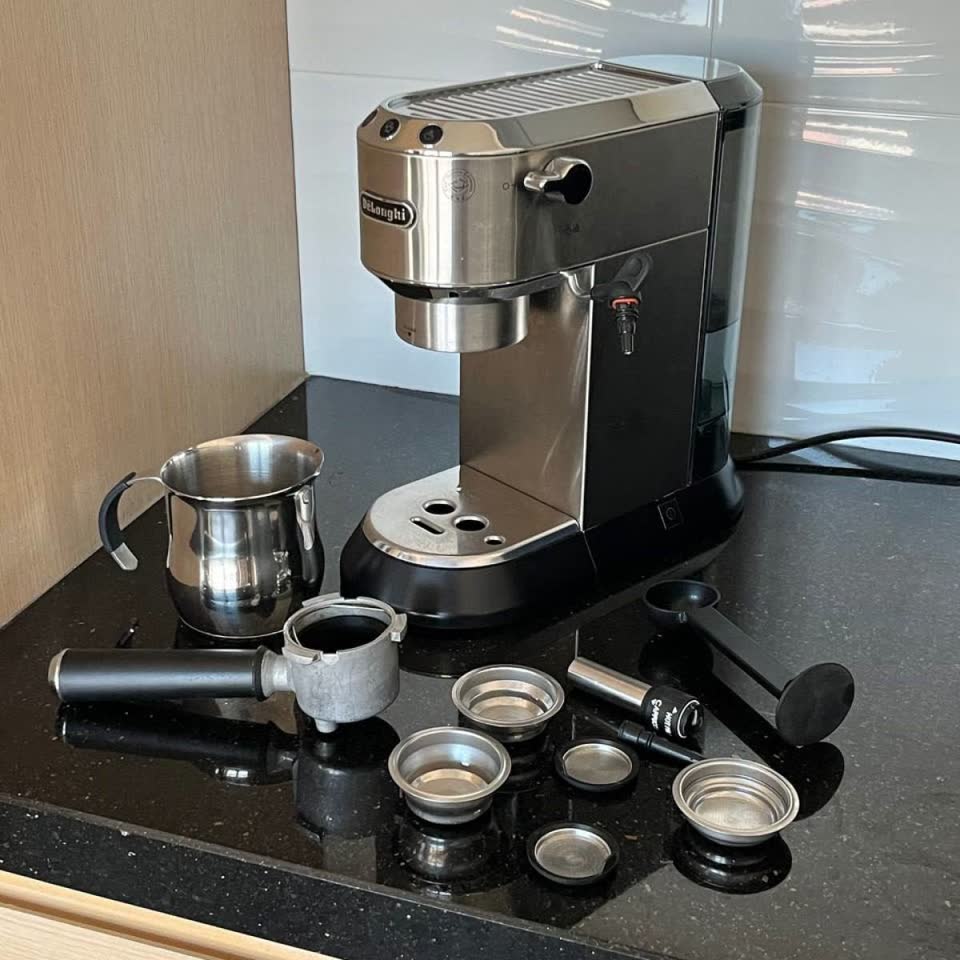 Кофеварка рожковая DELONGHI Dedica Style EC685.M