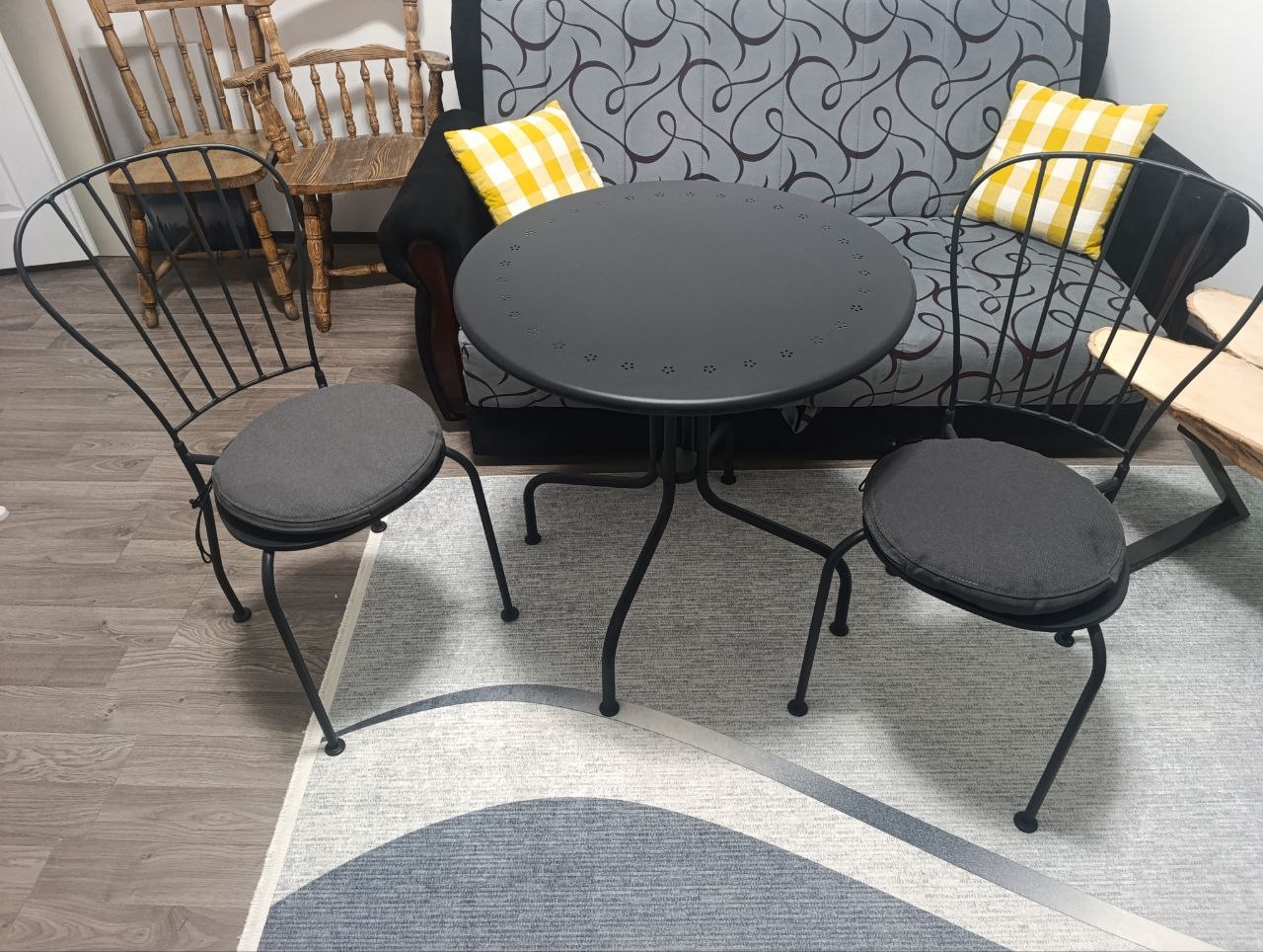 Продам металлический стол с двумя стульями IKEA. В отличном состоянии, не поцарапанный. Стол