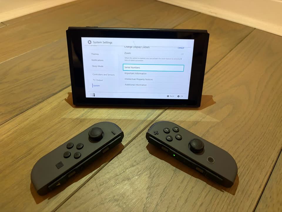 Nintendo Switch HAC-B03 (V2) + originalni Joy-Con