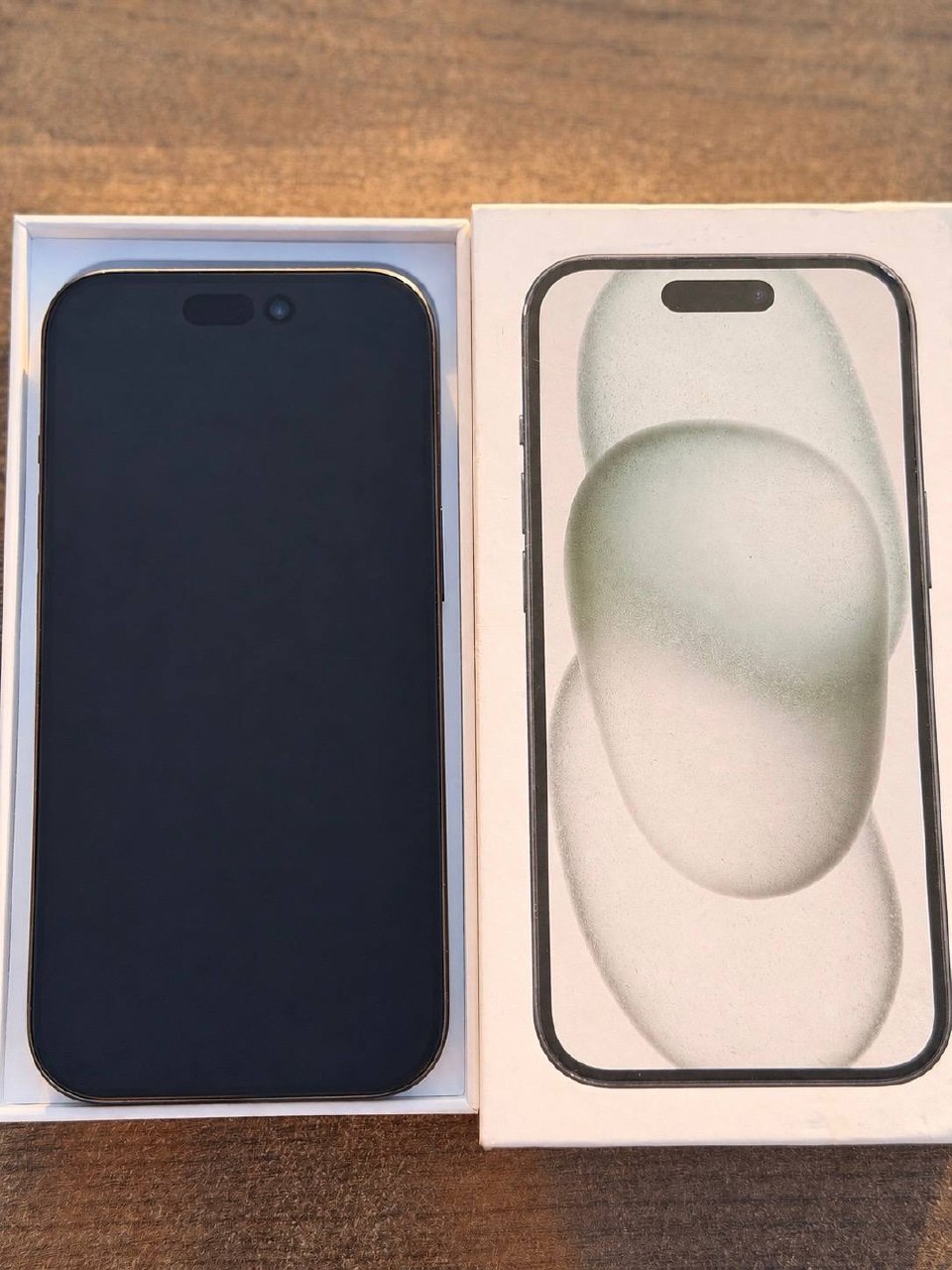 Prodajem iPhone 15 128 GB