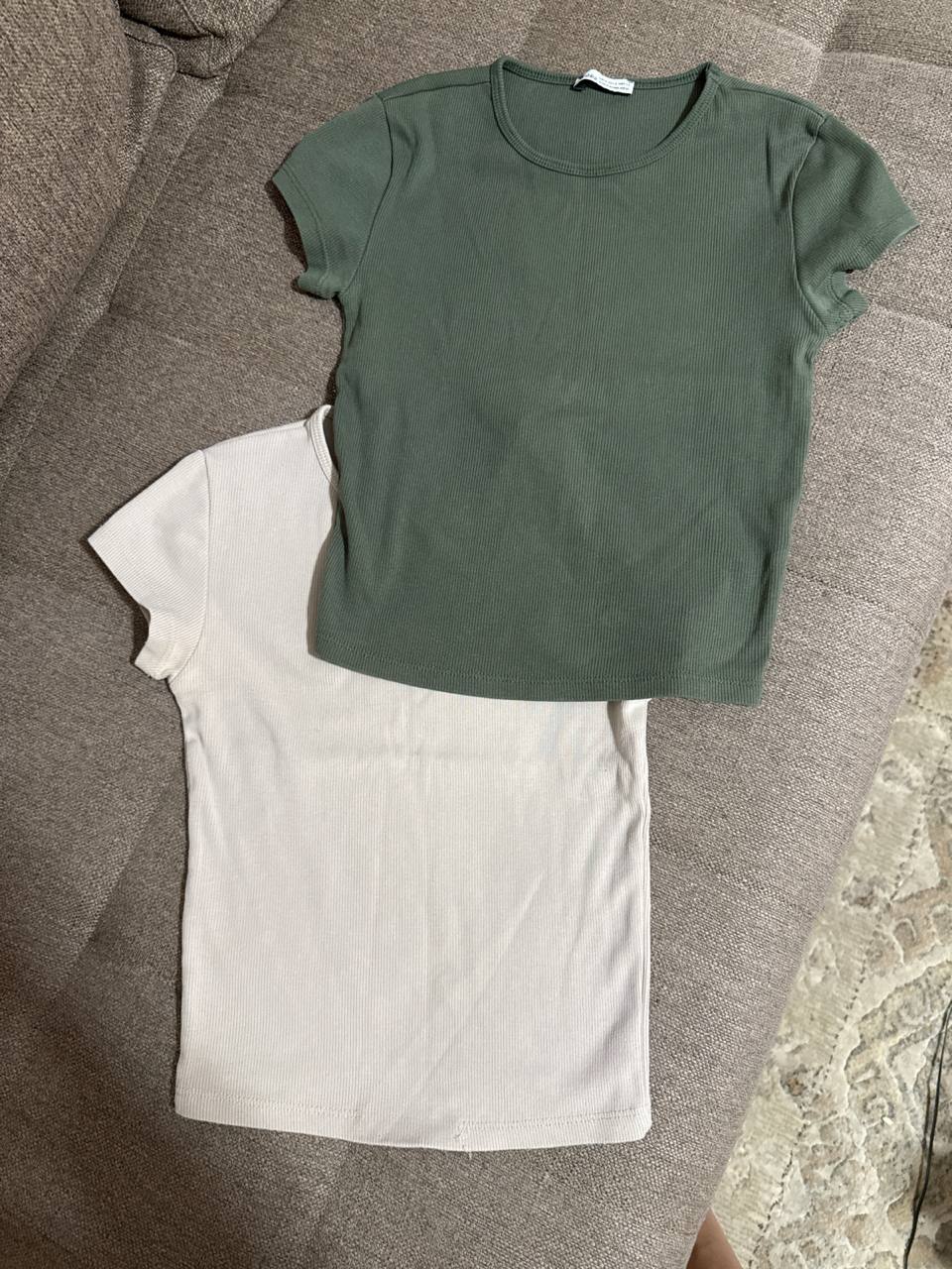 Dva topa Bershka veličina S