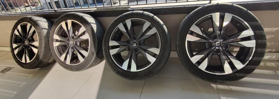 Prodajem točkove Renault R17 sa TPMS senzorima i gumama Continental