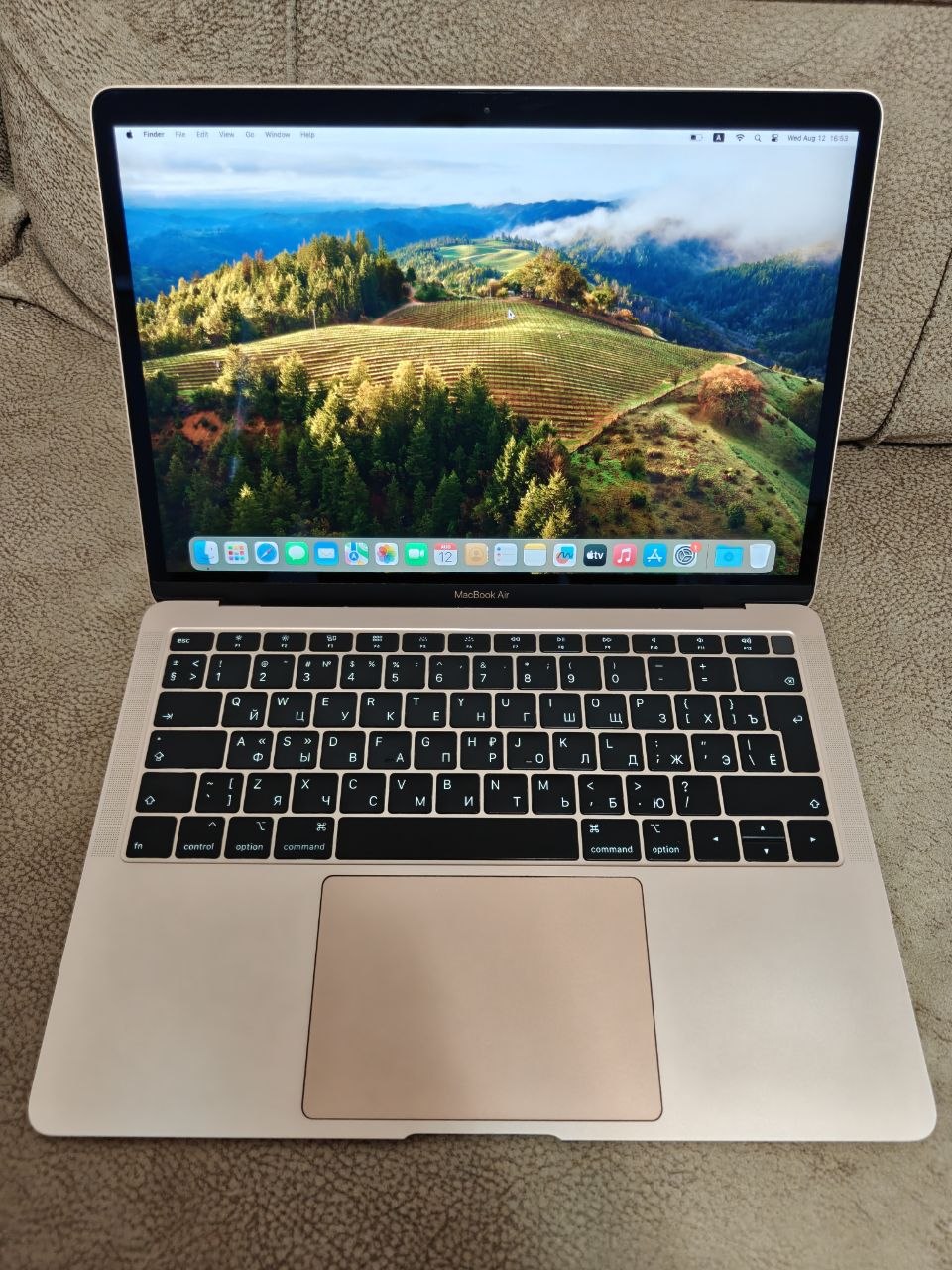 Prodajem macbook air 2018 8/128, sve radi dobro, baterija je dobra, 120 evra, prodaje se bez z