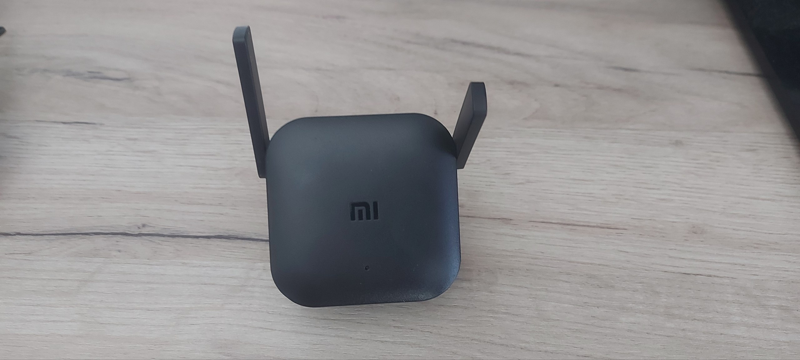 Xiaomi Mi Wi-Fi Range Extender Pro (model R03), namenjen za proširenje dometa