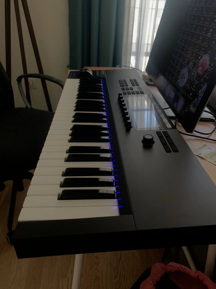 Продается MIDI Клавиатура KOMPLETE KONTROL S49 MK2 с трансфером лицензии и проводом, без кор