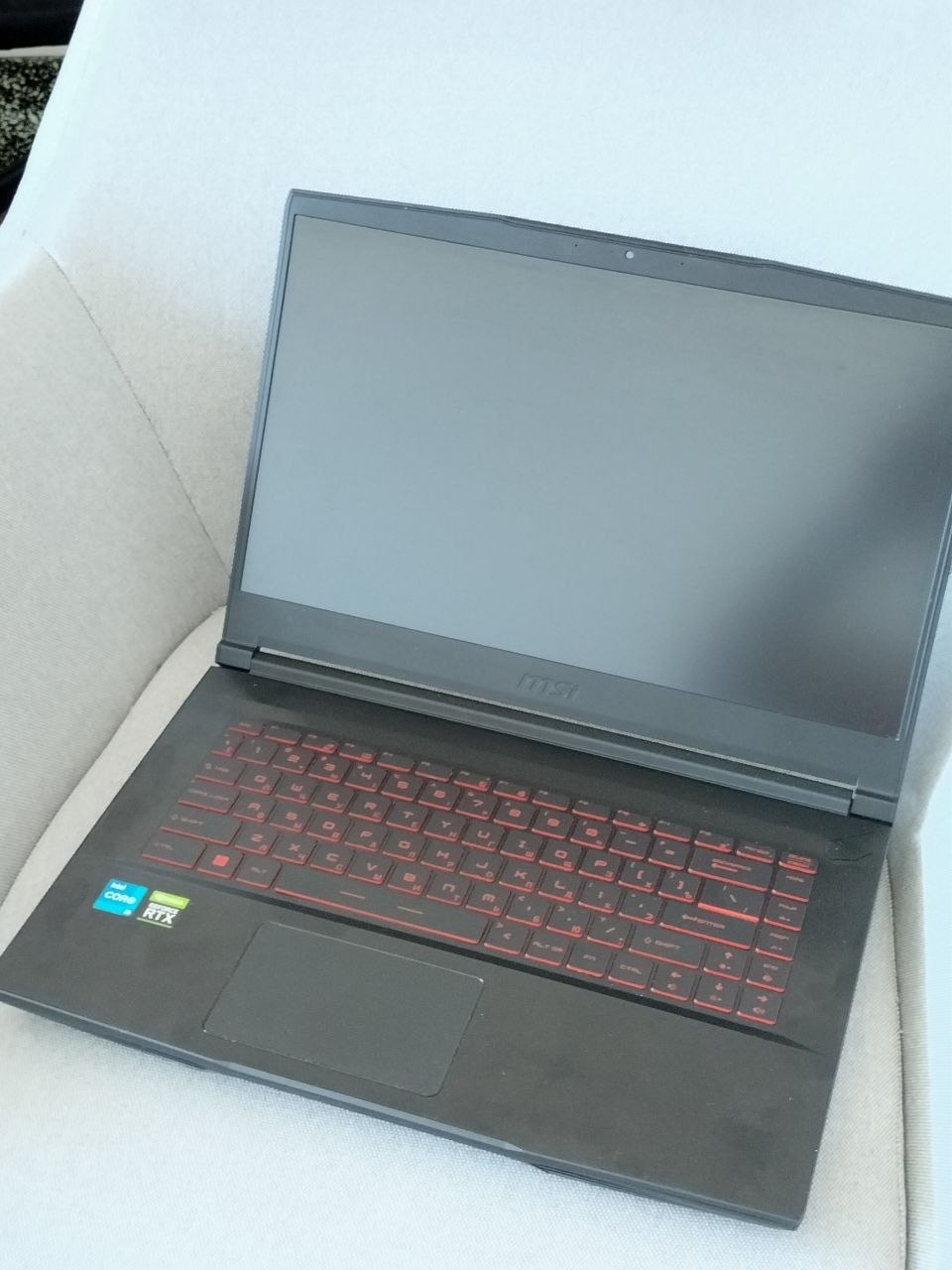 Osnovni gejmerski laptop MSI GF63 Thin