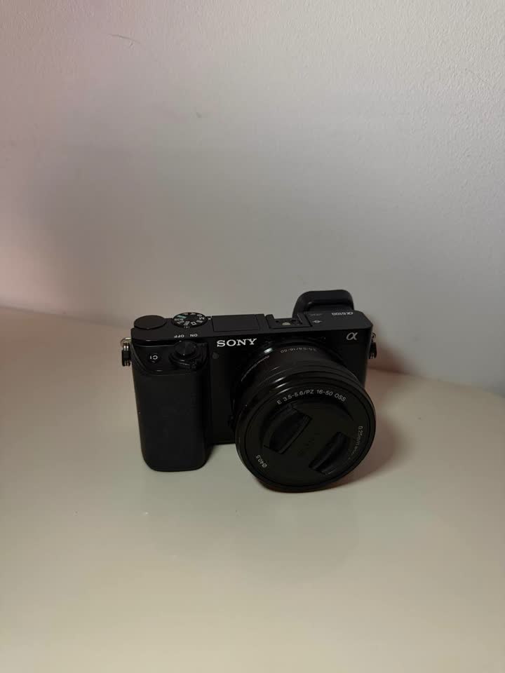 Sony A6100 + объективы 3.5-5.6 и 50mm 1.8