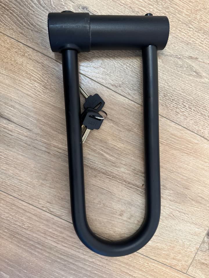 Prodajem masivnu protivkrađnu U-lock bravu SEK za bicikl / električni trotinet / skuter.