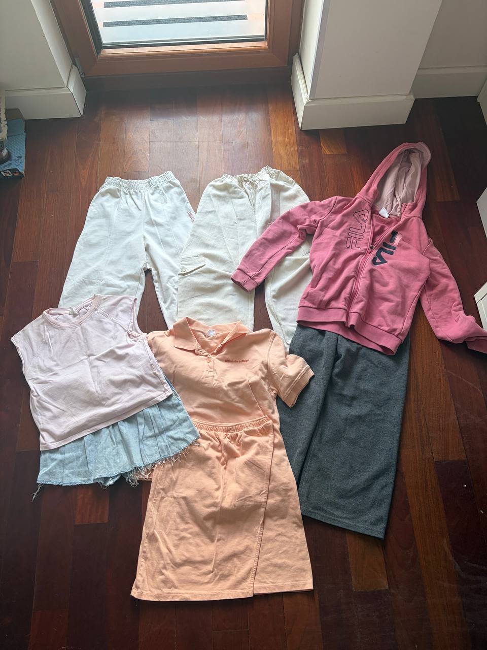 Dečije stvari za visinu 152 u dobrom stanju / brend Zara, 3 para pantalona i 2 kompleta sa suknjom.