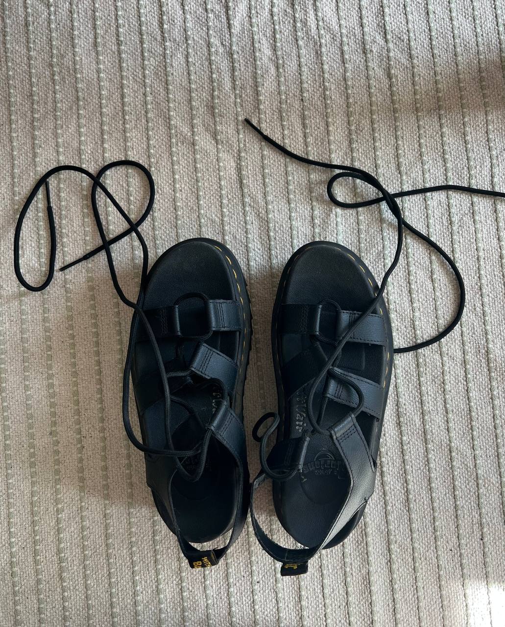 Prodajem sandale Dr. Martens i Converse