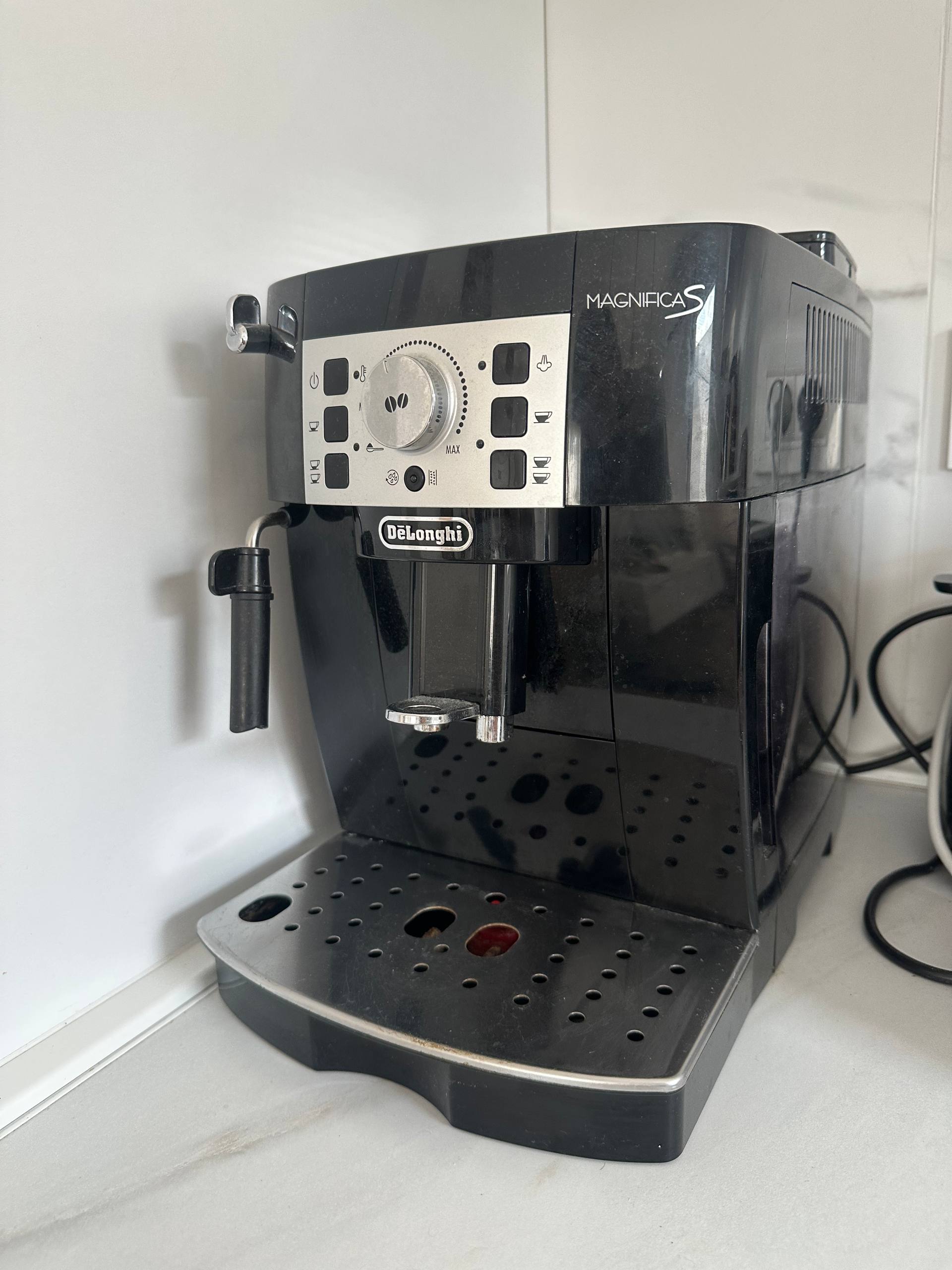 Продам кофе машину Delonghi Magnifica S