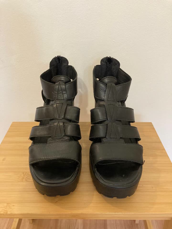 Rezervacija Sandale Vagabond EU 39, prirodna koža — 800 rsd; Pantalone Uniqlo U S — 1.500 rsd; Crne farmerke Levi’s S — 800 rsd; Čizme Ekonika 39 — 1.000 rsd