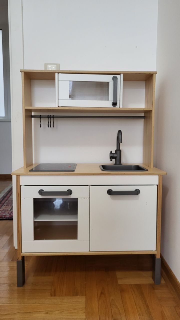 Dečja kuhinja Ikea Duktig, devojčarski letnji kombinezon, sandale Grubin, šorts Sela
