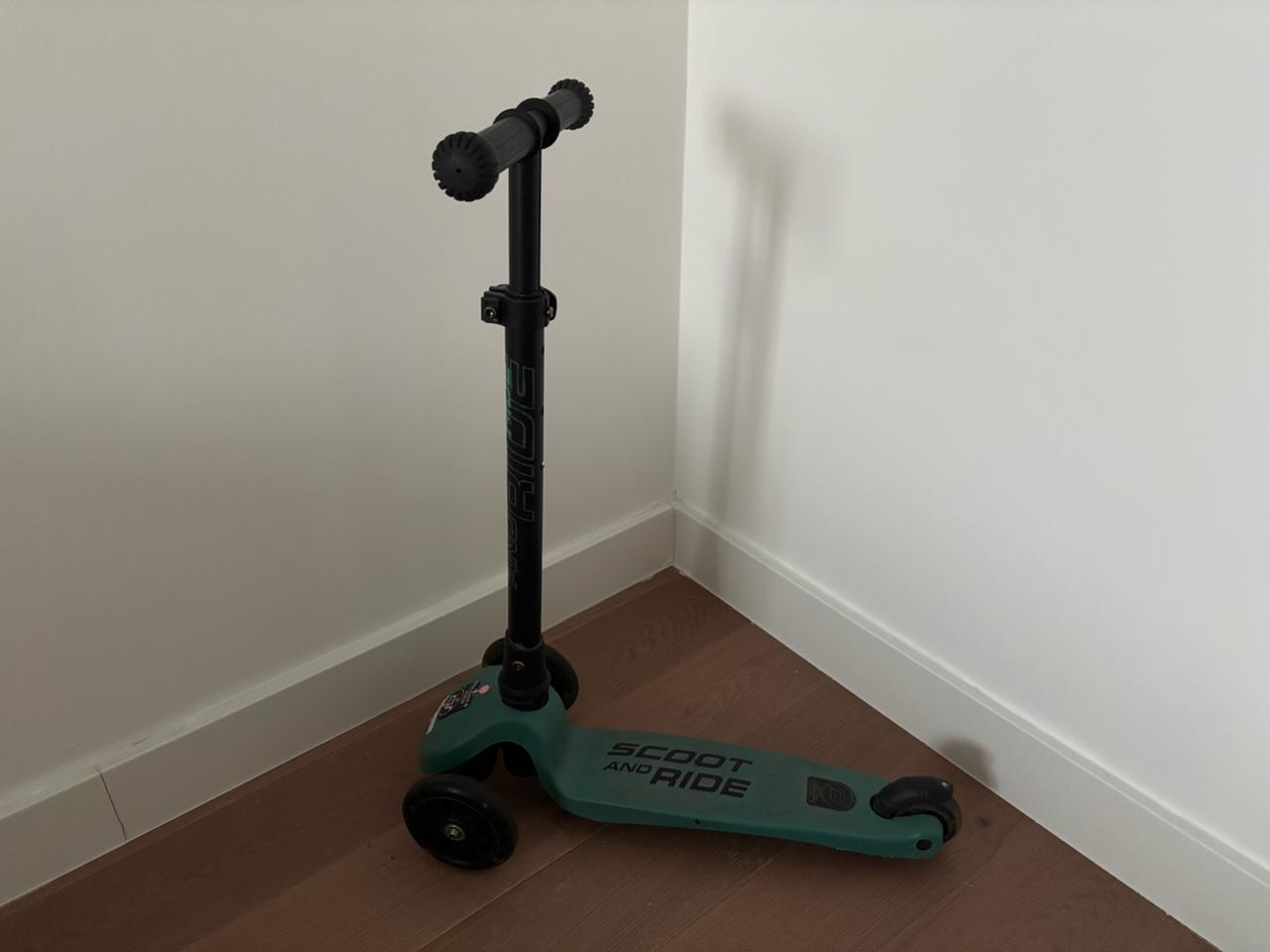 1. Trotinet Scoot and Ride na tri točka.