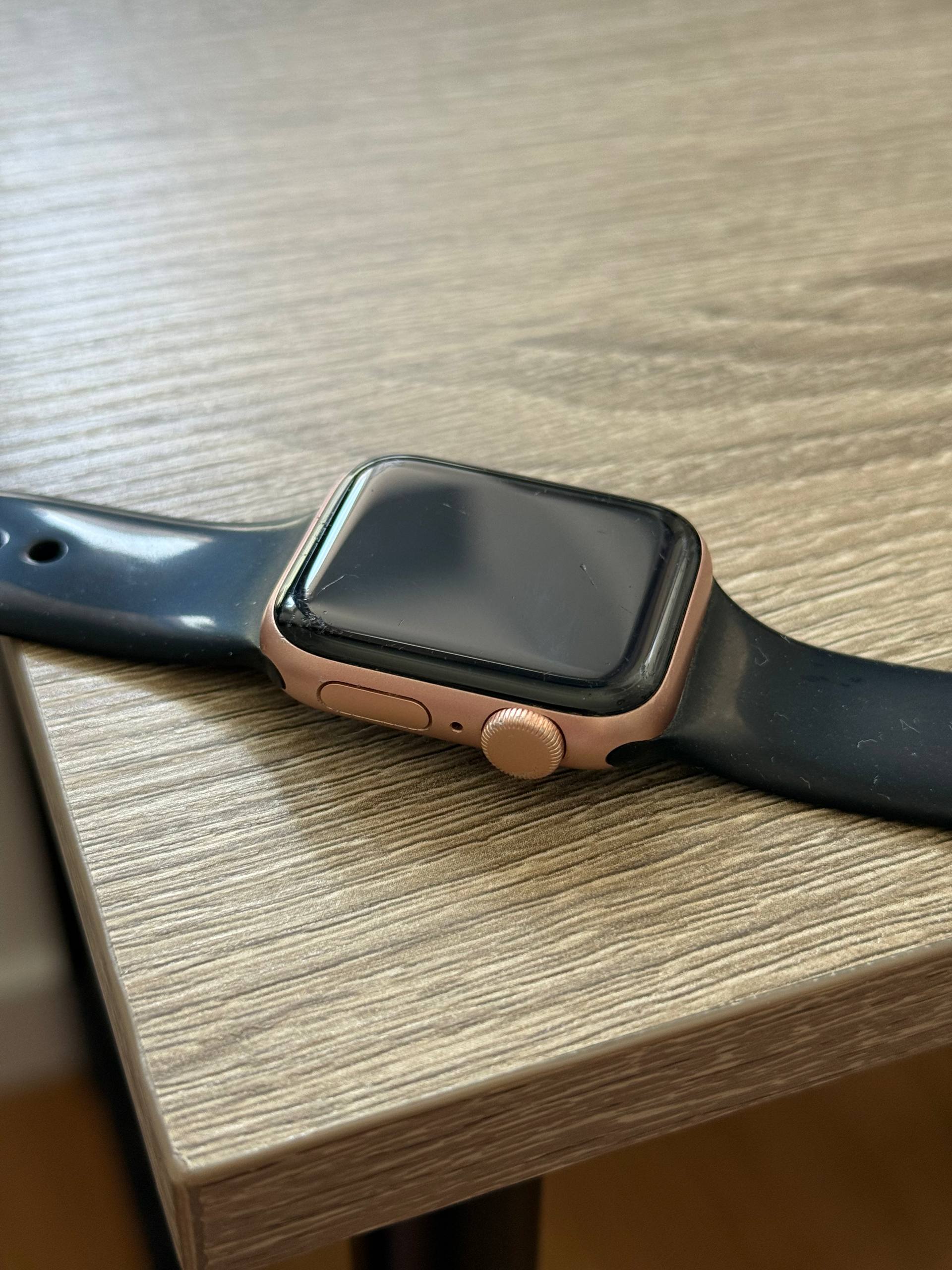 Sat Apple Watch SE prve generacije 40 mm