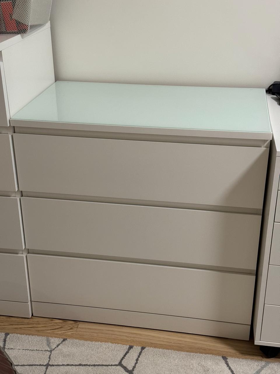 Komoda IKEA MALM sa 3 fioke sa staklom na vrhu