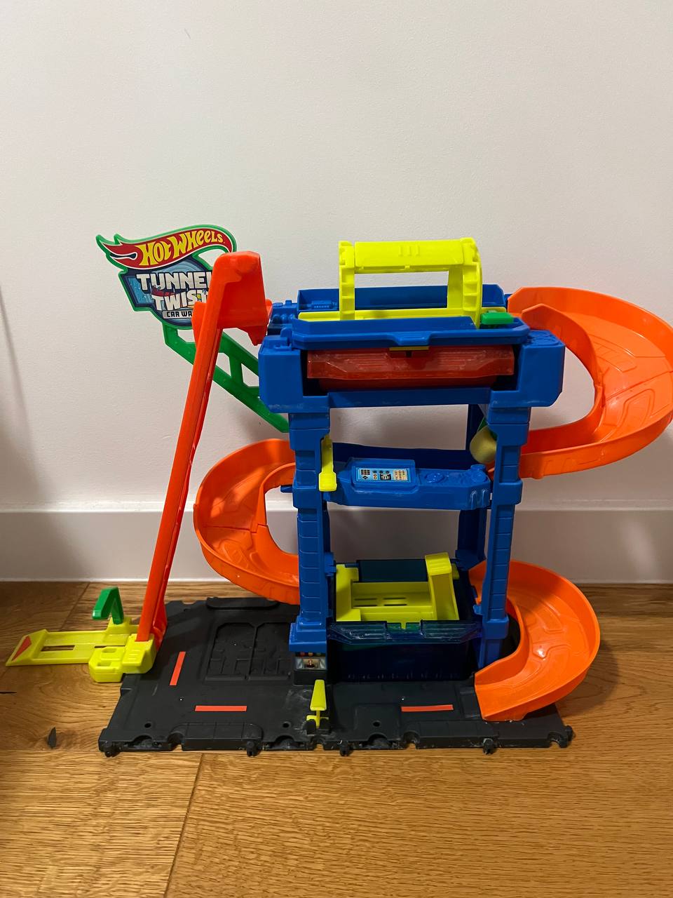 Autopraonica Hot Wheels Tunnel Twist Car Wash